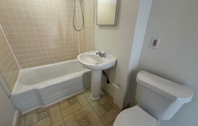 2 beds, 1 bath, 820 sqft, $1,429, Unit 7239 Penn Ave. #3B