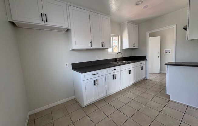 1 bed, 1 bath, 665 sqft, $1,850, Unit 727 1/2