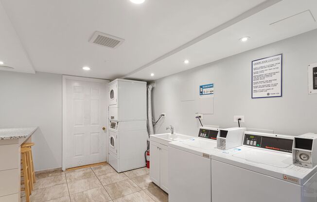 Studio, 1 bath, 359 sqft, $1,340, Unit 2E