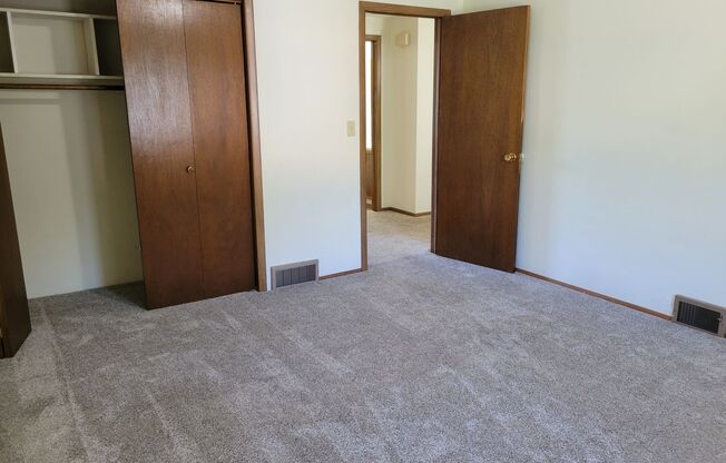 2 beds, 1 bath, $975, Unit Apt #4