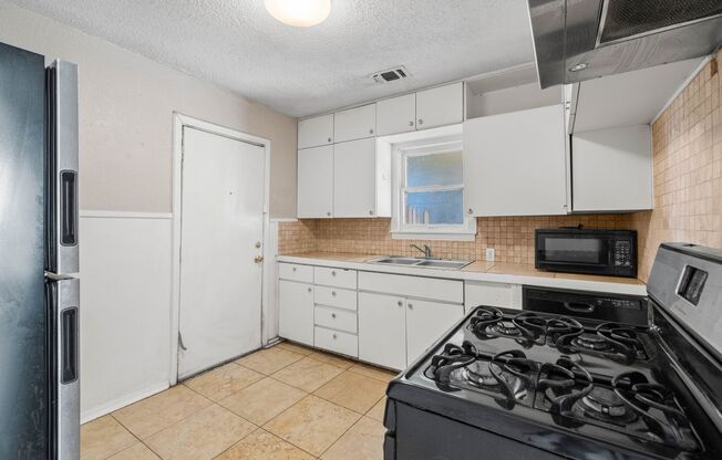 2 beds, 1 bath, $795