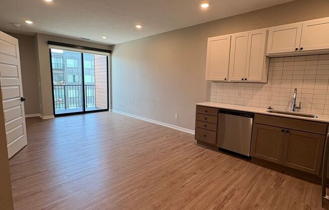 1 bed, 1 bath, 667 sqft, $1,299, Unit 427