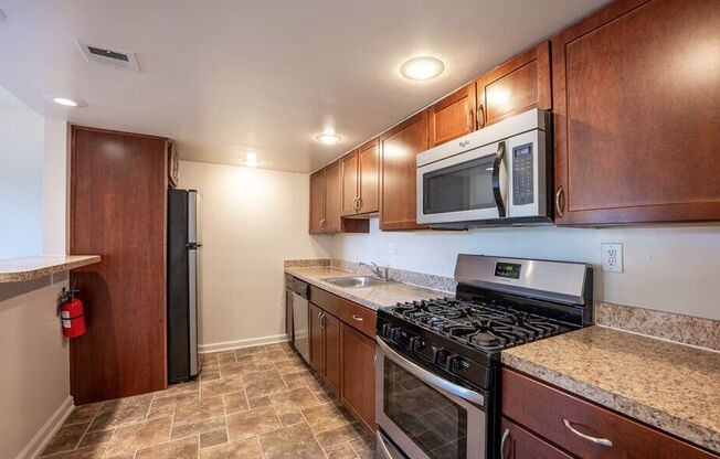 Kitchen-Classic (2BD,2BA 1037SF)