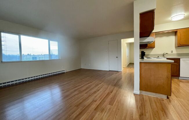 Montavilla 2 Bedroom Top Floor Corner Unit- Great Natural light- 83 Bike Score- Carport- Fur Babies Welcome