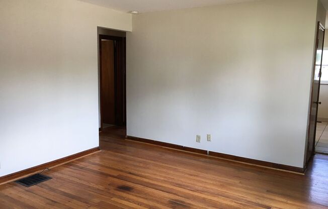 **2-BEDROOM HOUSE W/ DETACHED GARAGE IN BEECHWOLD!!**