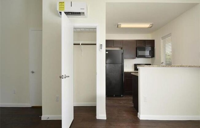 Studio, 1 bath, 420 sqft, $875, Unit 210