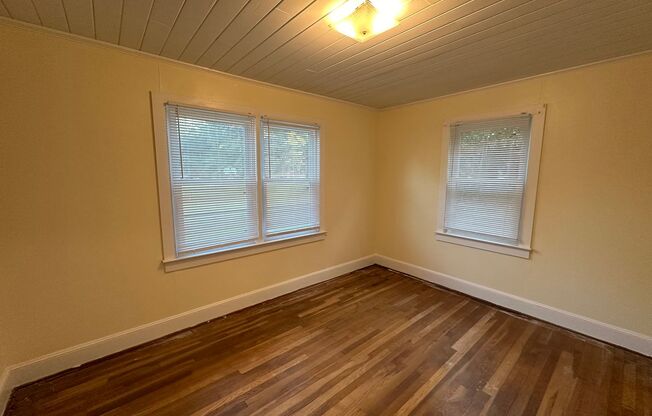 Your Slice of Serenity : Country Charm Awaits!