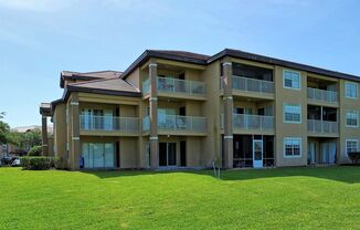 Beautifully Updated and Spacious 1 Bedroom 1 Bathroom condo Available Now