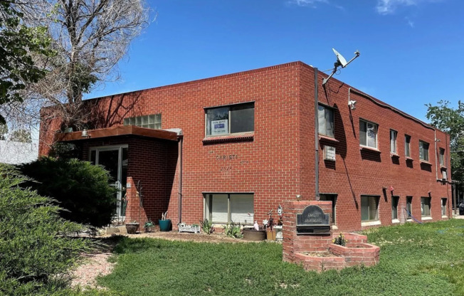 2524 Joliet St – Freshly Updated 1 Bed/1 Bath Apartments in Aurora- Now Leasing!