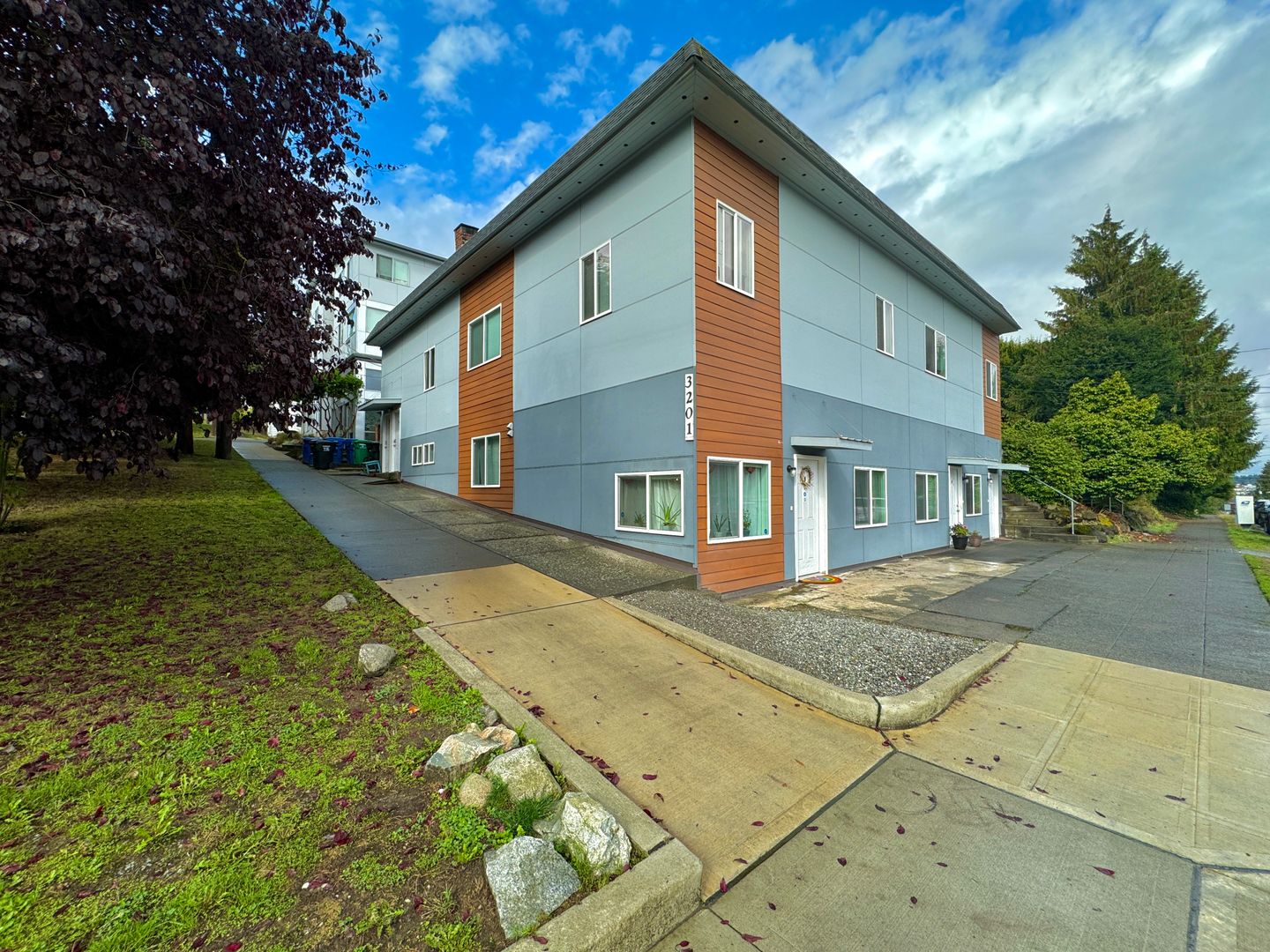 Fantastic 2 Bedroom on the East Slope of Magnolia! One Months rent concession!!