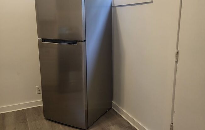 Newly renovated 2 bedroom in Hazelwood! Available now!