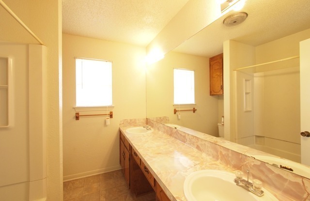 3 beds, 2 baths, $1,300