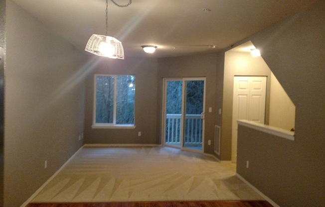 Edgewater at South Hill townhome in Puyallup ! 2 bedrooms 1 1/2 bathrooms and 3 stories.