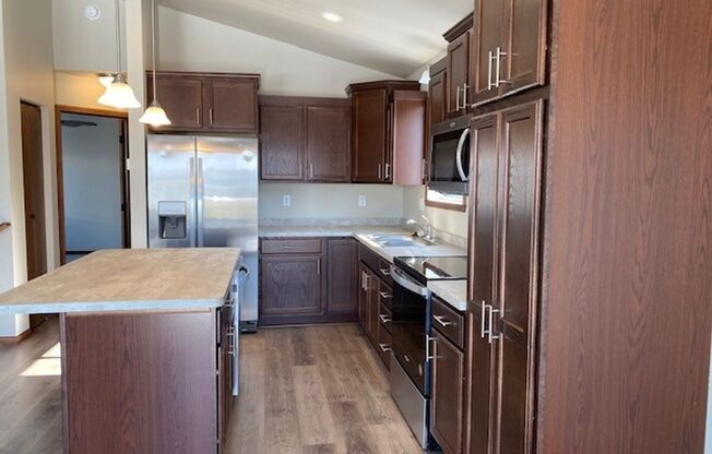 3 Bedroom - 2 Bathroom Town Home for Rent - Fenced Yard!