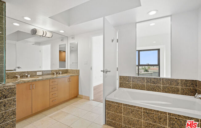 1 bed, 1.5 baths, 997 sqft, $4,450, Unit 610