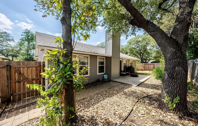 Fully Furnished! Gorgeous Corner Lot 3/2 Home in Milwood