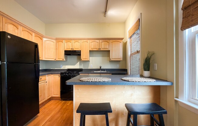 2 beds, 1 bath, 612 sqft, $3,000, Unit 2r