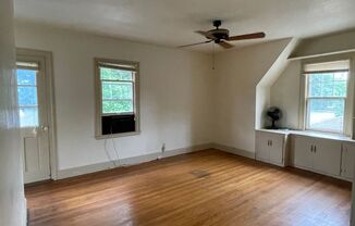 2 beds, 1 bath, $800, Unit Upper