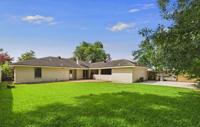 Beautiful 3 Bed, 2 Bath Home with Mother-In-Law Suite – Tons of Natural Light!