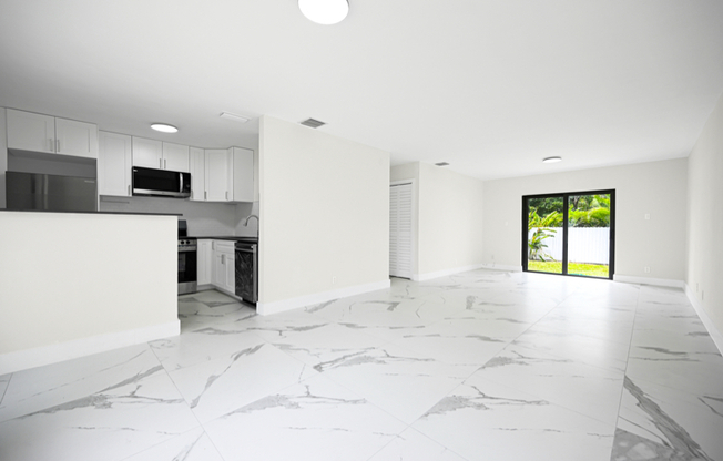 100 SW 7 ST