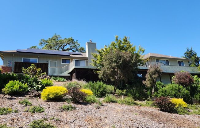 "Must See" House in Oakmont w/beautiful views 3 bedroom, 2.5 bath