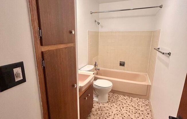 Studio, 1 bath, 464 sqft, $1,395, Unit 204