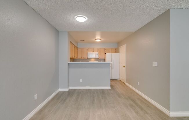 COZY 2 BEDROOMS-2 BATHROOM TOWNHOME*CLOSE TO AREA SHOPPING CENTERS-BUS LINES*