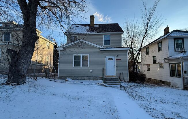 Large 6 Bed Single Family Home in MPLS!