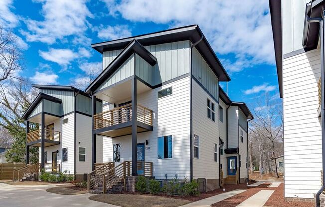 1320 E LENOIR ST