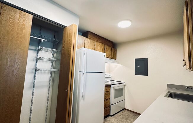 3 beds, 1 bath, 850 sqft, $1,995, Unit 104