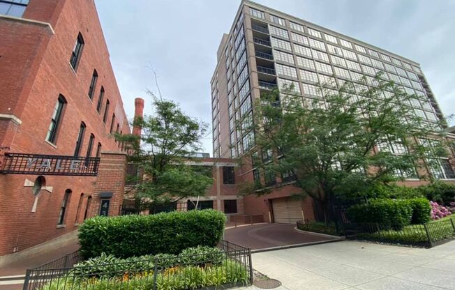 Lovely 1 BR + Den/1 BA Condo in Mount Vernon Square!