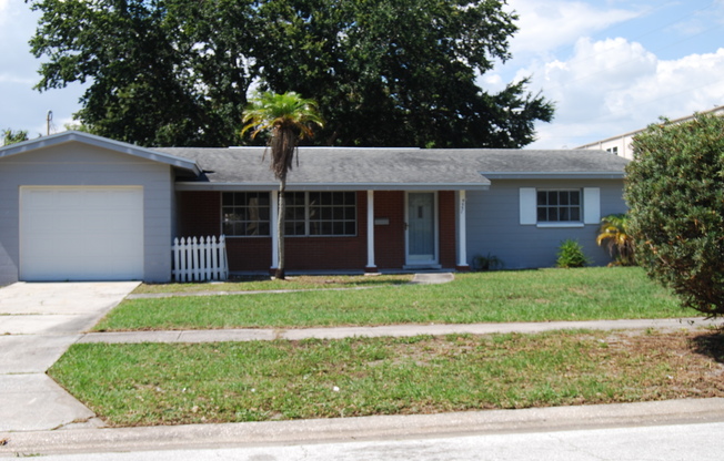 3/2 ST. PETERSBURG HOME WITH FENCED YARD