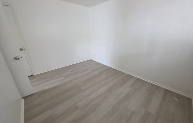 This is a large 2-bdr in a convenient, Freshly painted, updated kitchen counter tops and cabinets