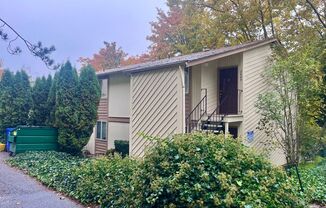 Single level top floor 1 bed Flat w/Covered patio