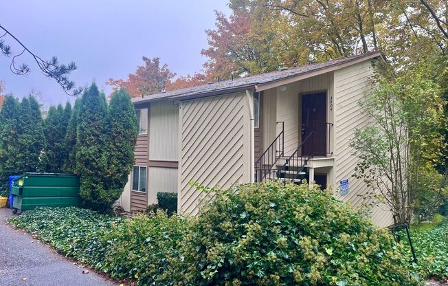 Single level top floor 1 bed Flat w/Covered patio