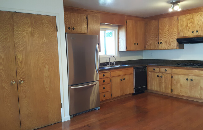 3 beds, 2 baths, $3,300