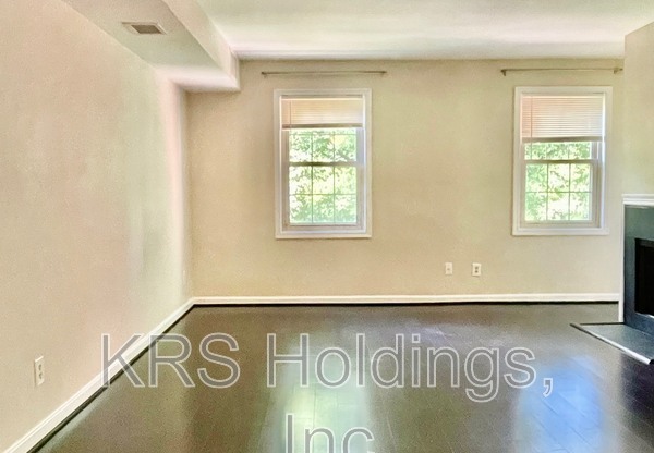 1305 E ABINGDON DR