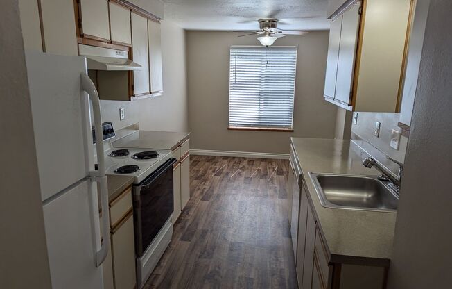 2 beds, 2 baths, 950 sqft, $1,350, Unit 24