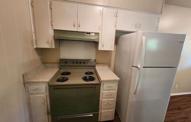 1/1 Triplex with easy access to IH 35 for Commuters!  Fridge Included / NO Carpet!