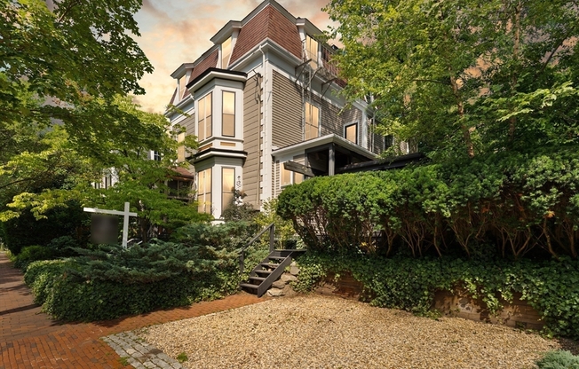 32 Hawthorn St Apt 2