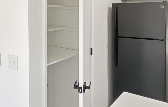 2 beds, 1 bath, 890 sqft, $1,655, Unit 24