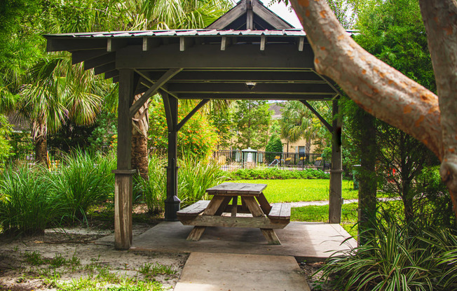 Picnic Area With Grilling Facility at Fernwood Grove Apartments, Florida