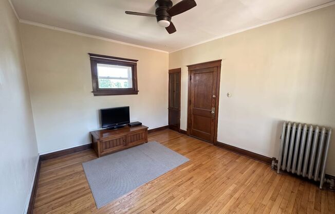 4824 Hutchinson
