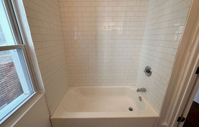 3 beds, 1 bath, 1,000 sqft, $1,400, Unit Unit 2