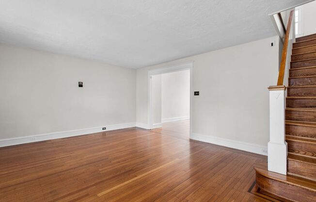 FIRST MONTH RENT FREE** Row home with hardwood flrs. throughout. Haverford SD, walk to Bryn Mawr Hospital! Small pets ok!