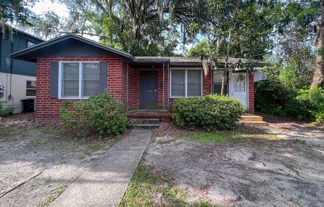 2/2 House Walking Distance to Campus - Available Fall 2026! *Application Pending*