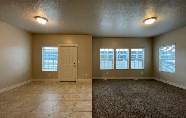 Huge End-Unit Townhouse in Saratoga Springs!