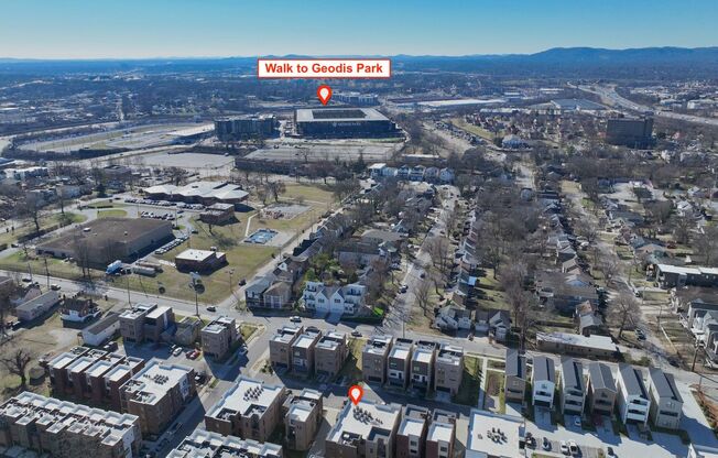 **2022-BUILT CONDO IN THE HEART OF WEDGEWOOD-HOUSTON WALKING DISTANCE TO GEODIS PARK**