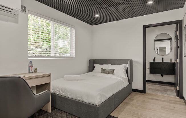 A 5 bedroom, 4 bathroom Fully Furnished Apartment at 1517 1/2 Selby Ave.