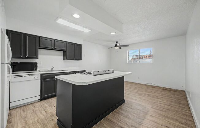 2 beds, 2 baths, 992 sqft, $1,595, Unit 24